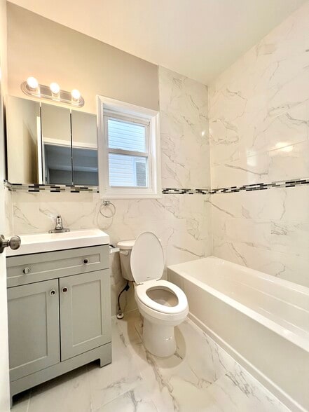 Building Photo - 154 Garside St