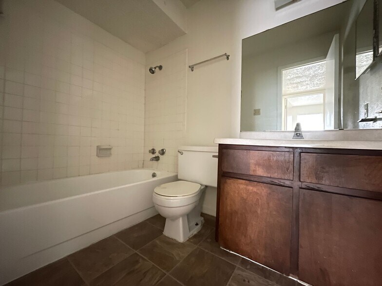 Building Photo - 4308 Lake Rd