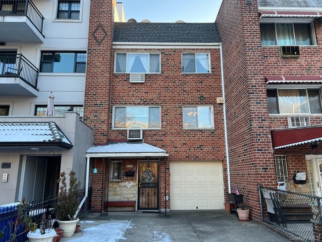 Building Photo - 21-04 Hoyt Ave S