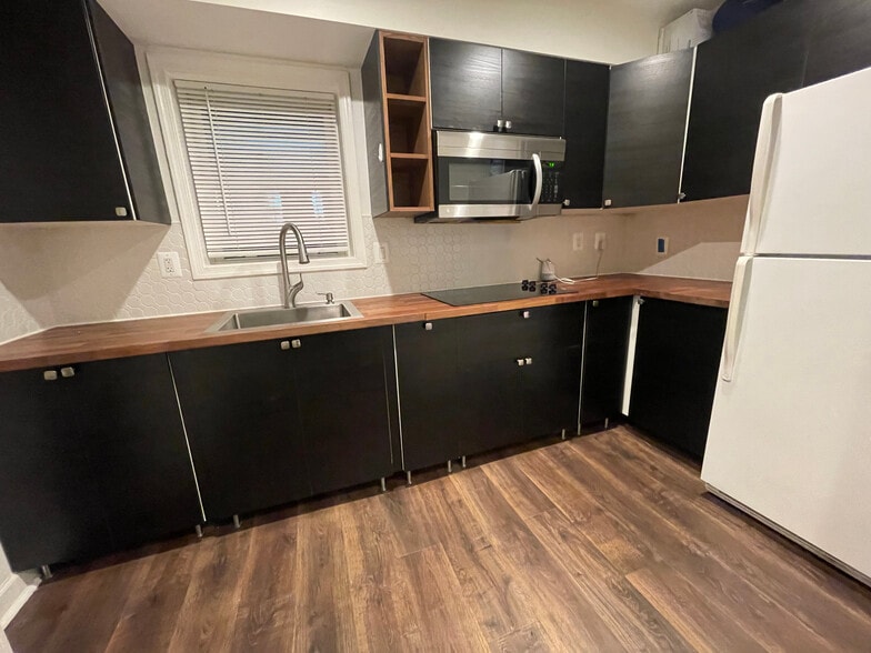 Kitchen - 4306 Elmwood Dr