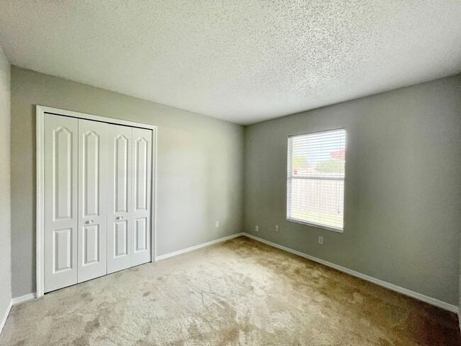 Building Photo - Cute 4/2 EAST Orlando Home in Wedgefield!