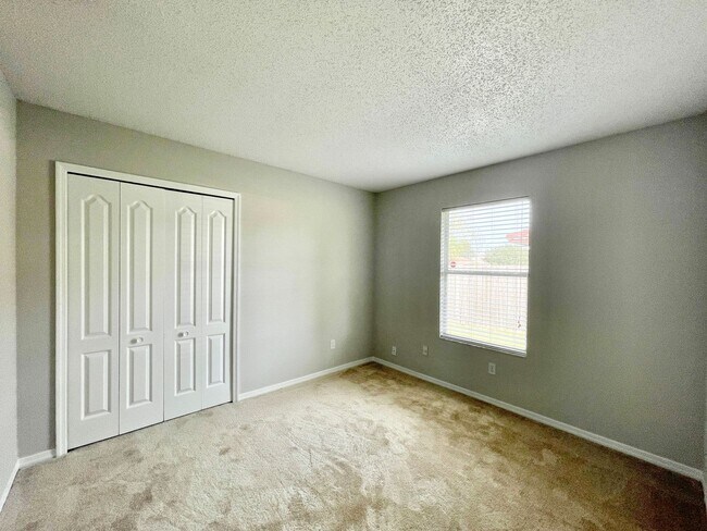 Building Photo - Cute 4/2 WEDGEFIELD HOME IN GOLF COURSE COMMUNITY