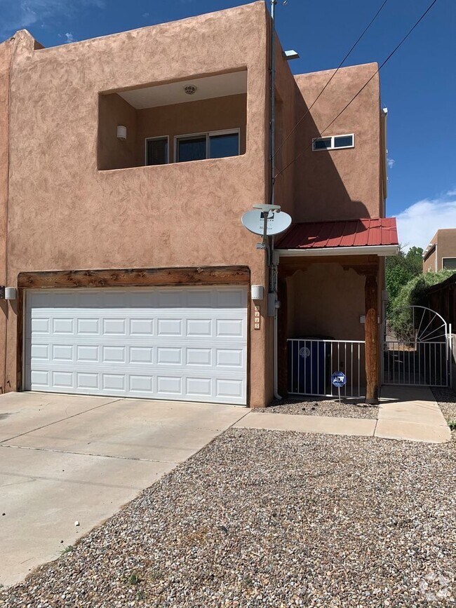 Building Photo - 3 bd / 2.5 bth / 2 car garage near UNM, CN...