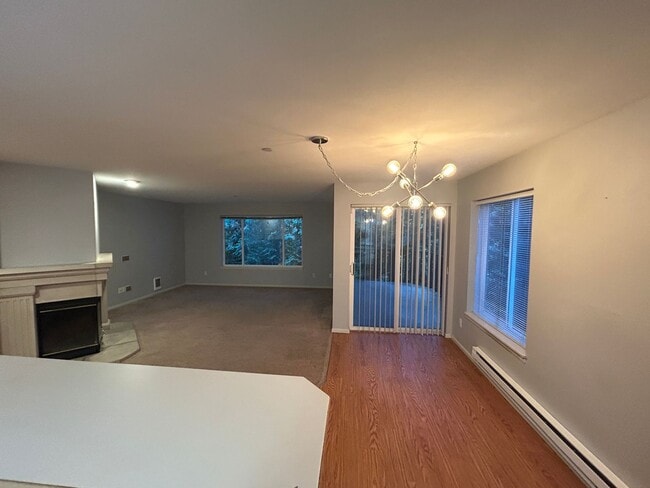 Building Photo - 3 Bed, 2.5 bath Townhome w/1-car garage in Highland Park neighborhood of Renton, $3,150/mo.