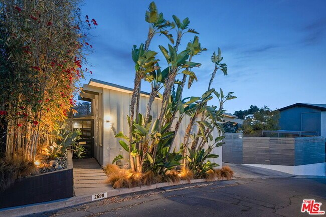 Building Photo - 2690 Hollyridge Dr