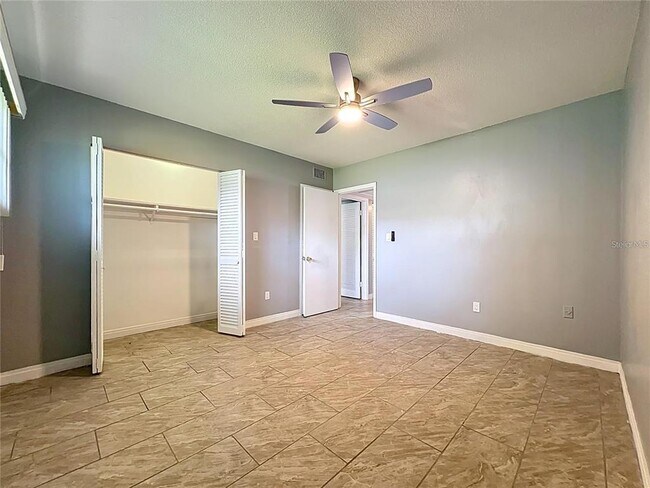 Building Photo - 825 N Primrose Dr