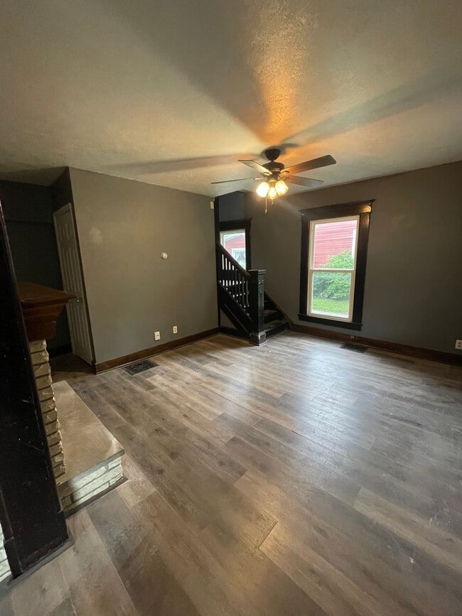 Building Photo - 912 W Pike-BIRDIES&amp;BOGEYS