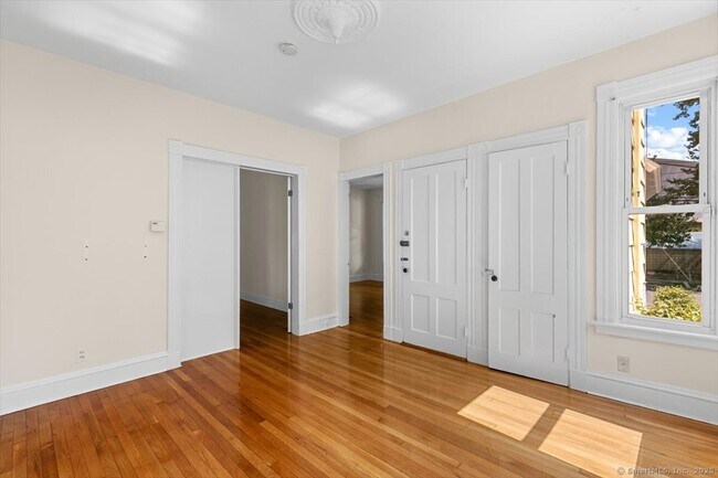 Building Photo - 56 Mansfield St