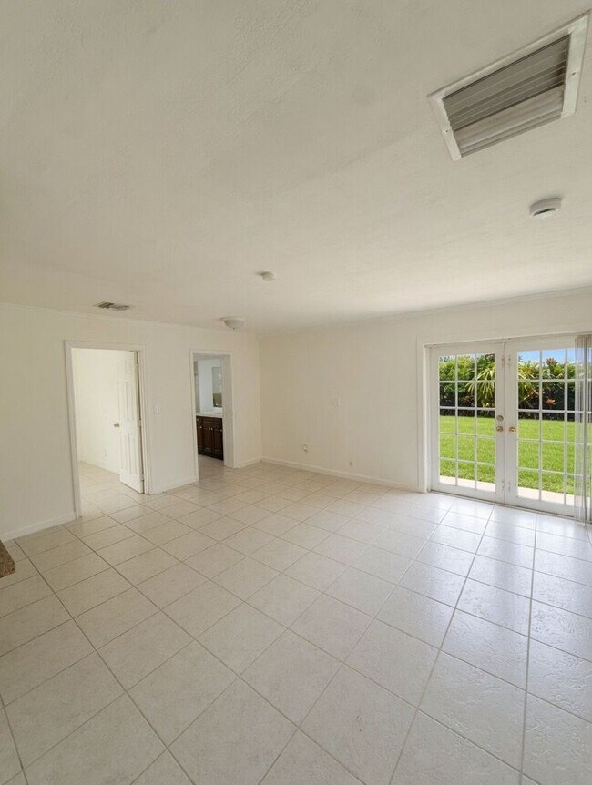 Building Photo - 3/2 Single family house - Move-in ready single-family home in an unbeatable location!