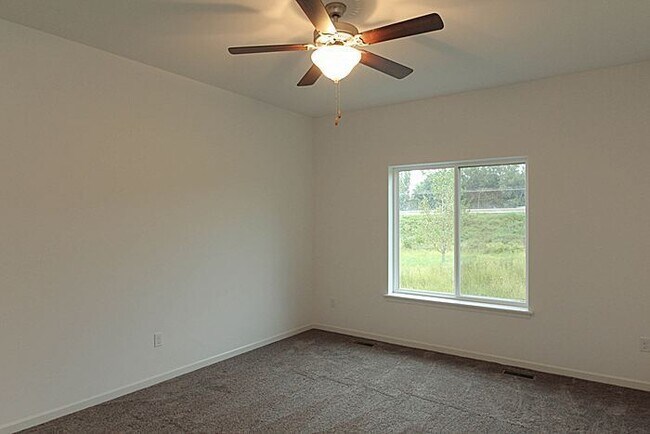 Building Photo - 4 Bedroom, 3 bath close to University.