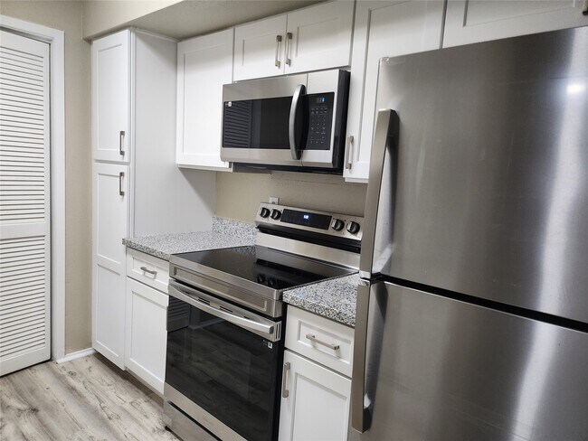 Building Photo - 6602 Harbor Town Dr