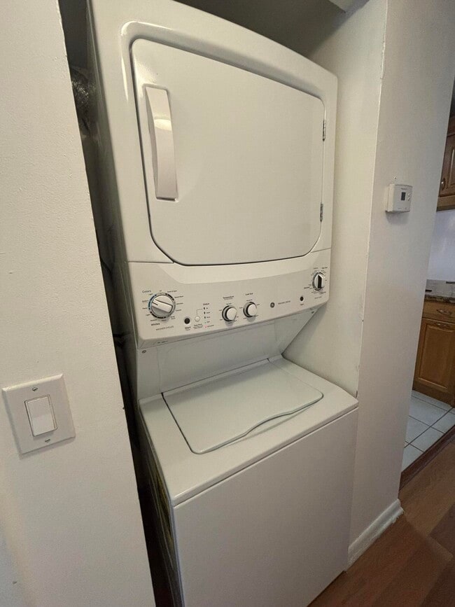 Building Photo - 201 Foxtail Dr