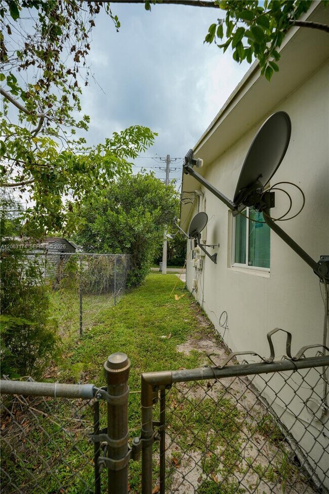 Building Photo - 715 N 58th Ave