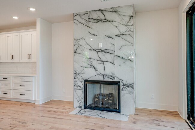 Building Photo - Stunning 4-Bedroom Nashville Home with Granite Countertops, Hardwood Floors, and Fireplace!