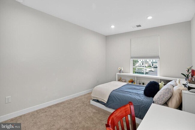 Building Photo - 701 Cascade Way