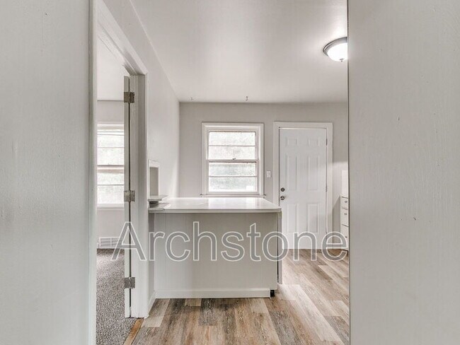 Building Photo - 2312 Mustang St