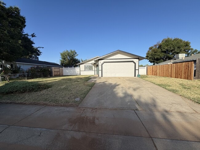 Building Photo - 817 Redwood Ave