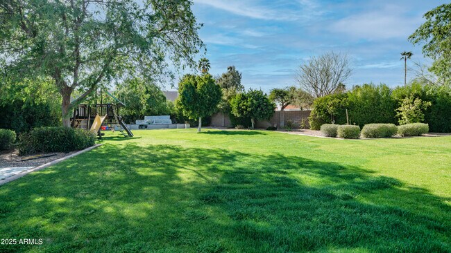 Building Photo - 7417 E Paradise Dr