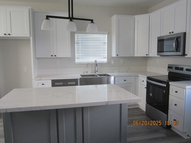 Building Photo - BRAND NEW HOME