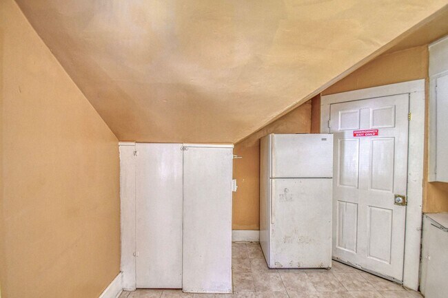 Building Photo - 464 College