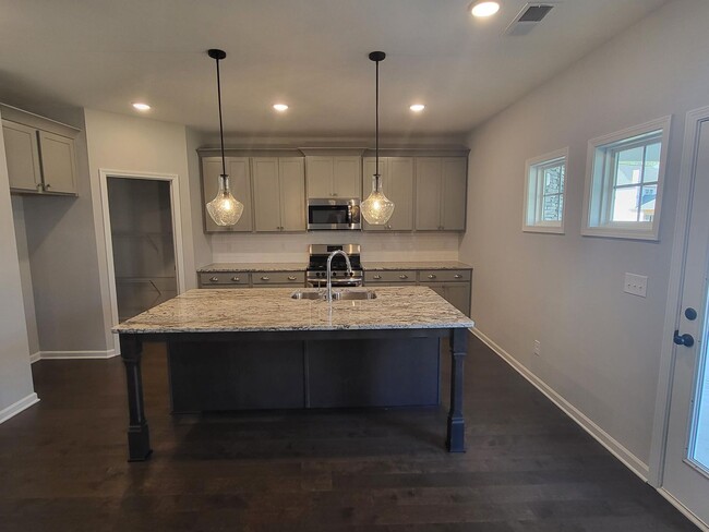 Building Photo - Inviting 5 Bedroom 3 Bath Beautiful Rental