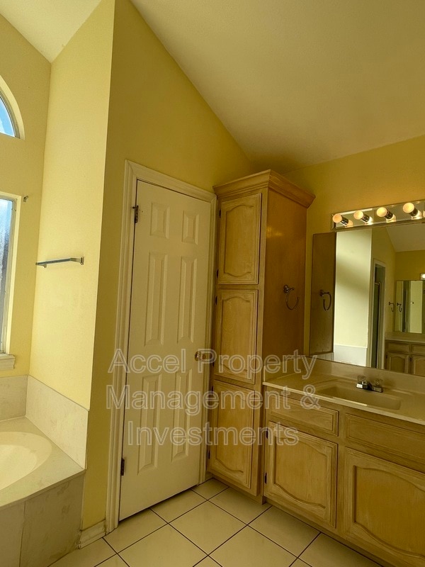 Building Photo - 512 Xanthisma Ave