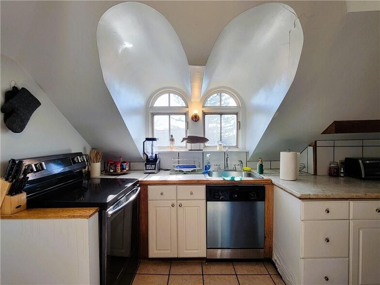 Building Photo - 92 Pelham St