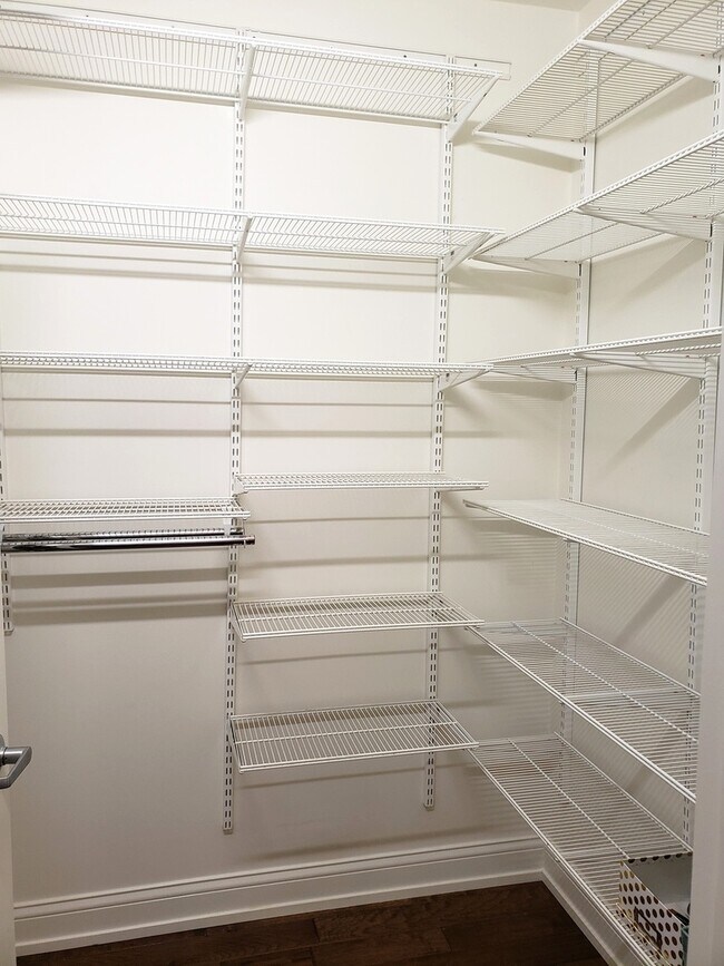 Building Photo - 21 W Chestnut St