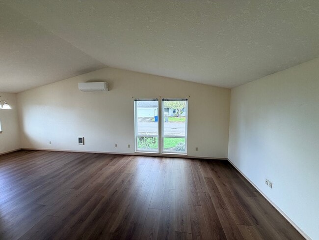 Building Photo - r286