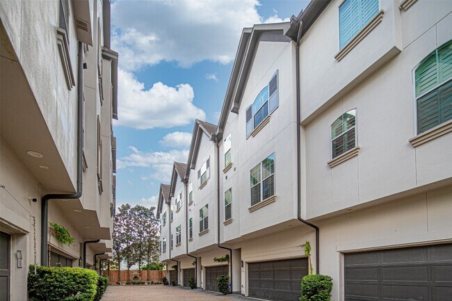 Building Photo - 4031 Bellefontaine