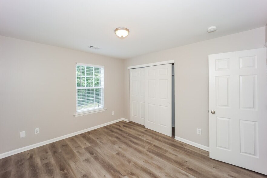 Building Photo - 2080 Valley Creek Dr