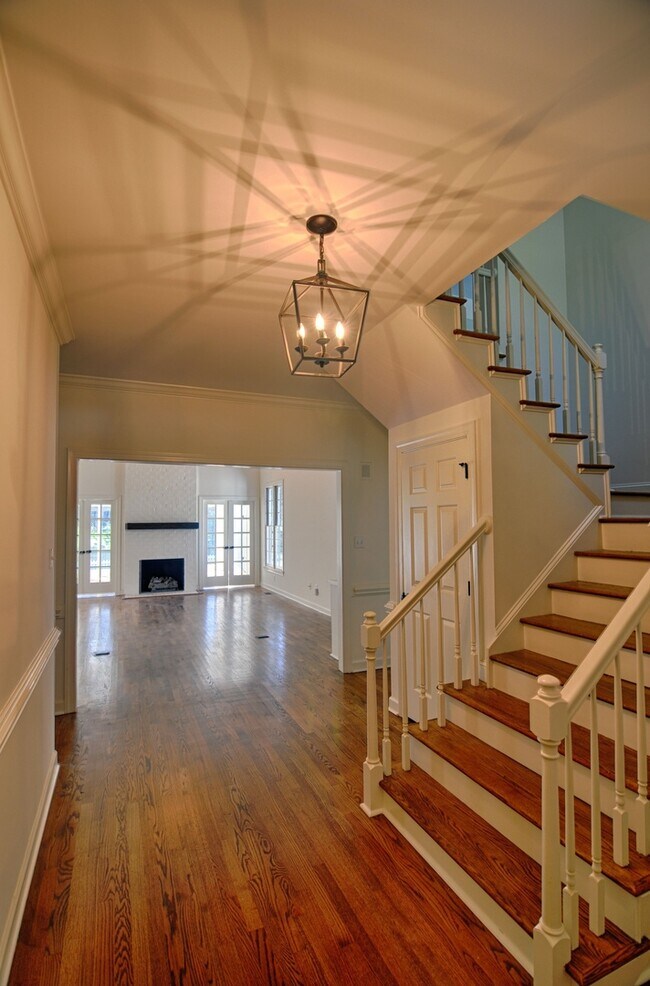 Building Photo - Delightful in Downing Creek