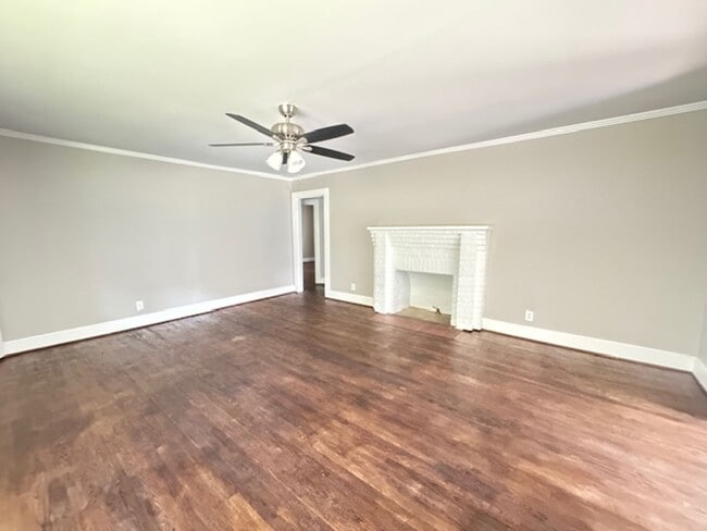 Building Photo - 505 E 5th St