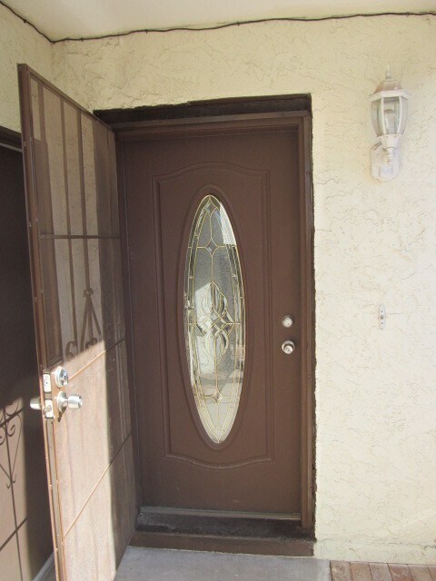 Building Photo - 2BR/2BA HOME W/ 2 CAR GARAGE AND COMMUNITY POOL