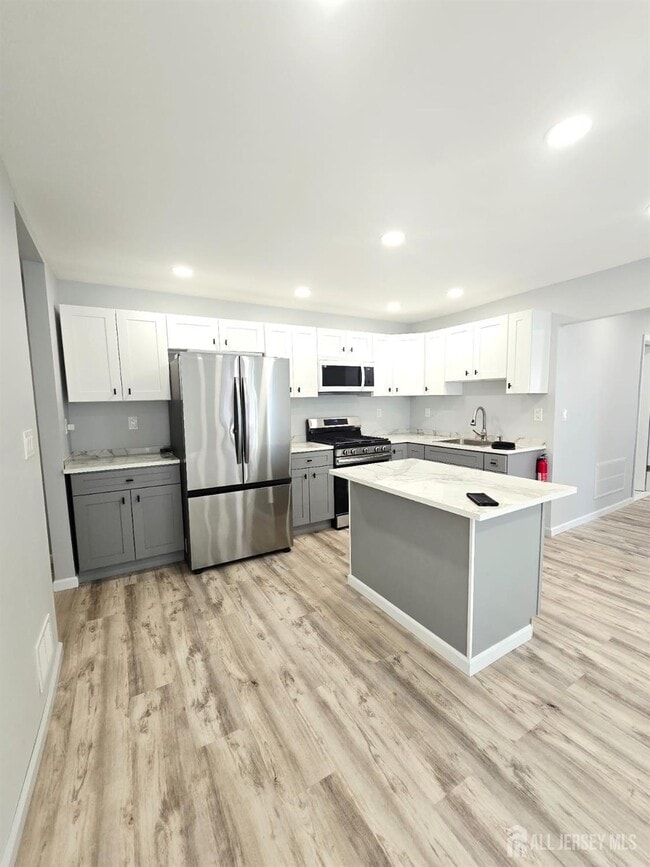 Primary Photo - 326 Sutton St