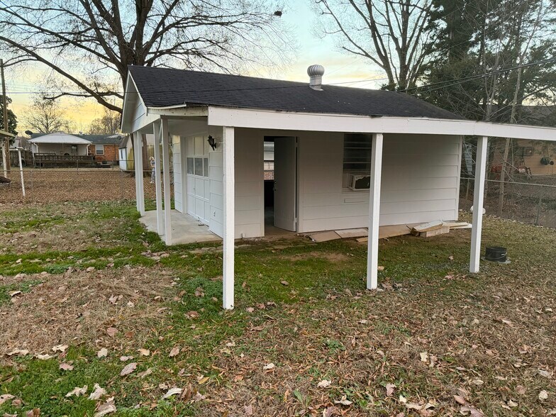 Shop - 7241 Renda St