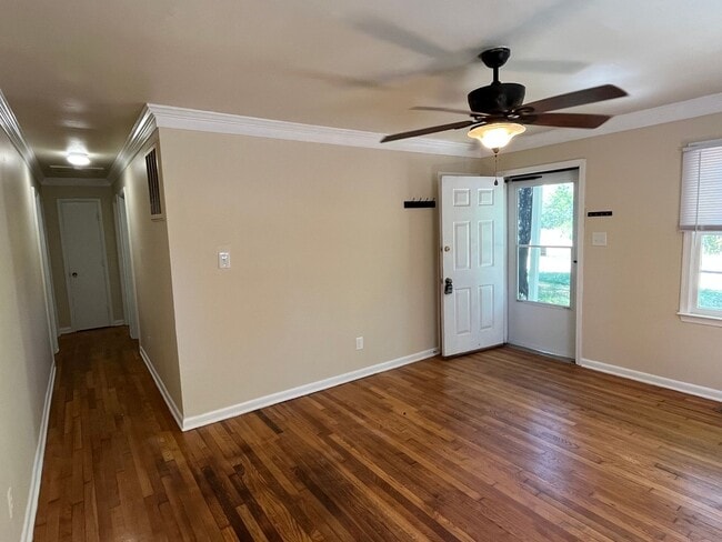 Building Photo - Spacious 3 Bed / 1 Bath home - Available i...