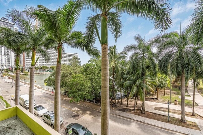 Building Photo - 2000 N Bayshore Dr