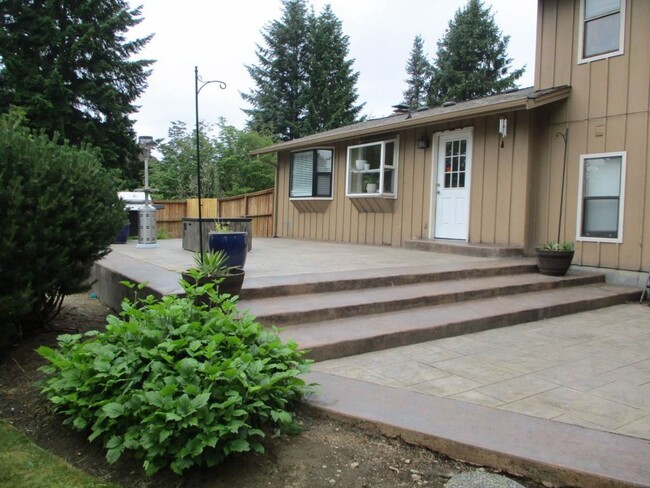 Building Photo - 3 Bedroom, 2.5 bathroom split level home i...