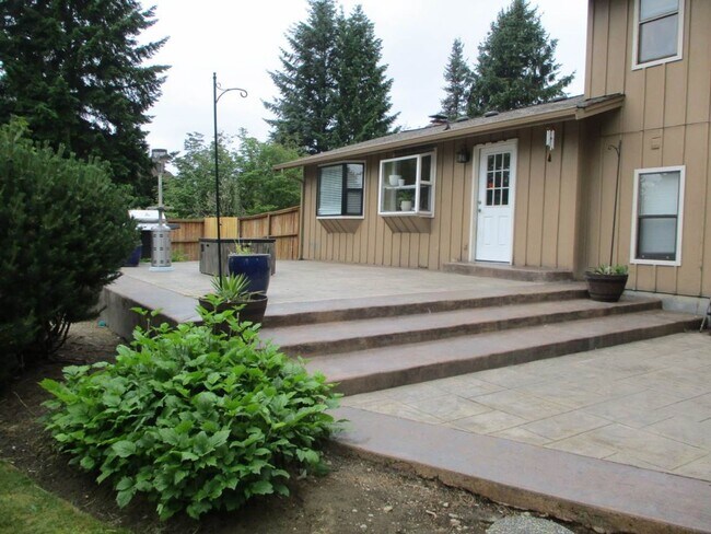 Building Photo - 3 Bedroom, 2.5 bathroom split level home in University Place
