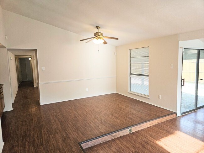 Building Photo - Single Story home In Arlington off Little ...