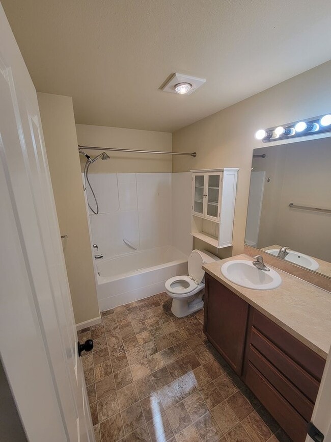 Building Photo - Spacious 3 Bedroom Home in Silverdale!