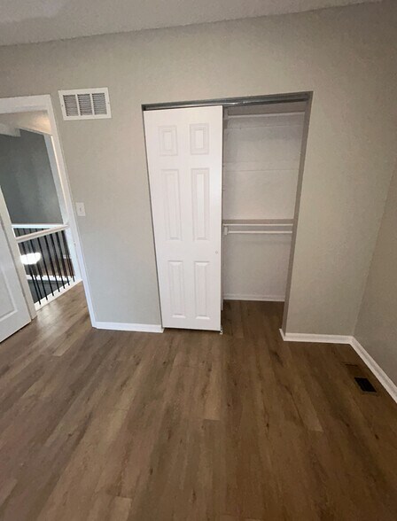 Building Photo - 1411 La Chateau Dr
