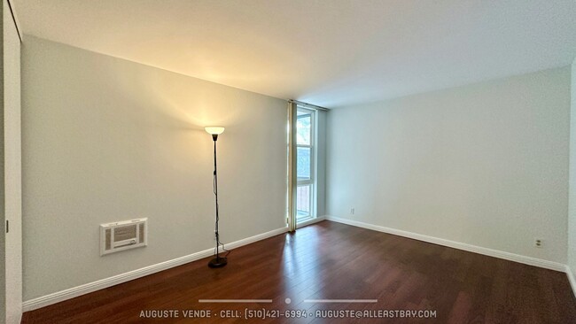 Building Photo - Beautifully Renovated Condo in Prime Location