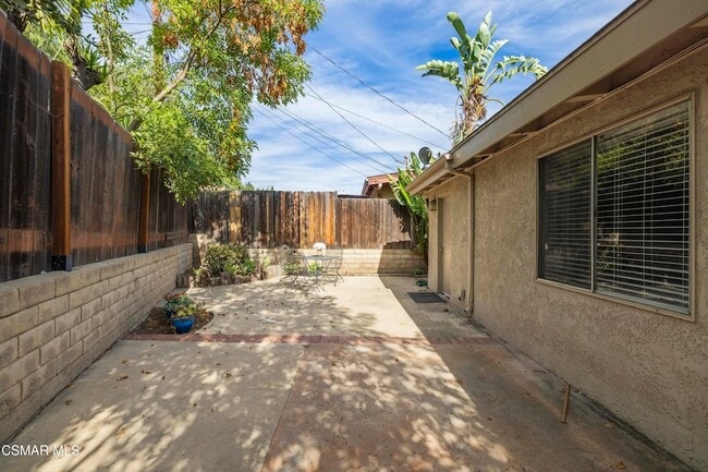 Building Photo - 865 E Hillcrest Dr