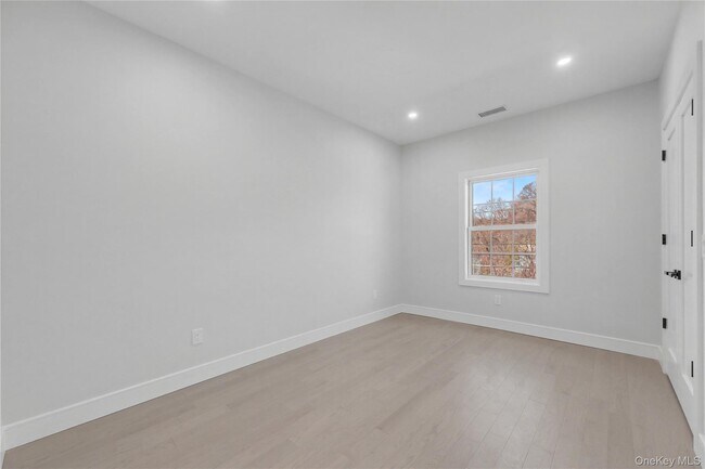 Building Photo - 10 Market St