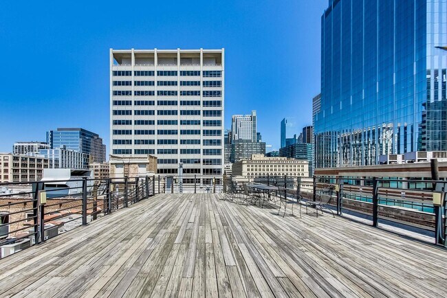Building Photo - 420 S Clinton St