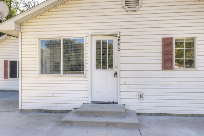 Building Photo - Dewey Duplex