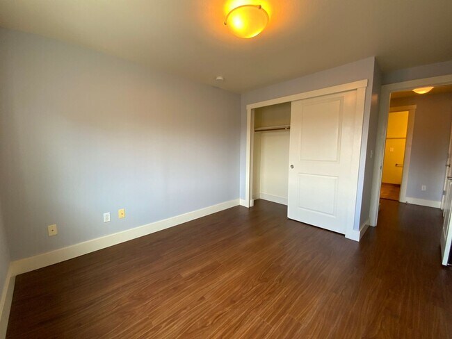 Building Photo - *** RENT SPECIAL 50% off MAY RENT*** Beautiful & Spacious Condo in the Heart of Tacoma