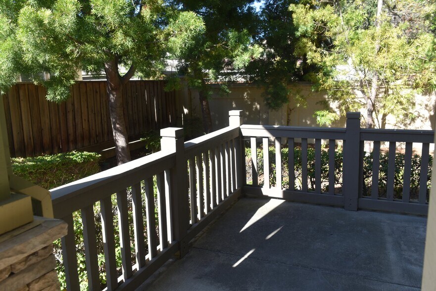 Building Photo - 449 Pariso Terrace
